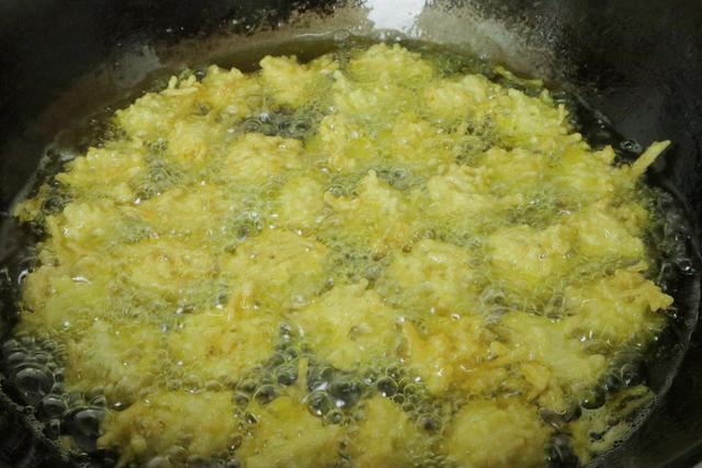 妈妈用30年的炸丸子做法,不加一滴水,吃起来嘎嘣脆,放凉也不硬