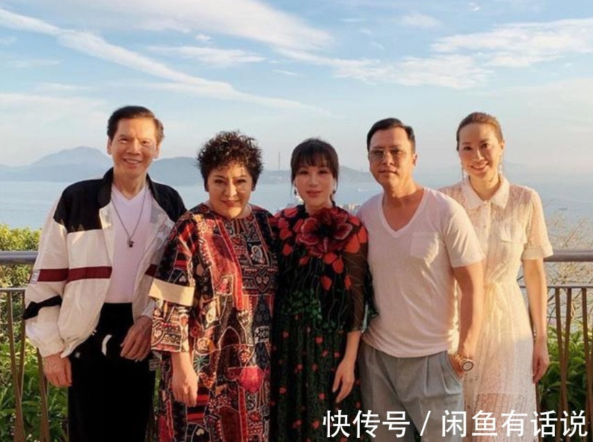 泡面卷|向太越来越时髦,穿那么花的裙子还烫“泡面卷”,不土反而挺洋气