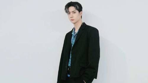 王钊|王一博签名照缓和父女关系:律师帮女儿追星,家庭地位也随之提升