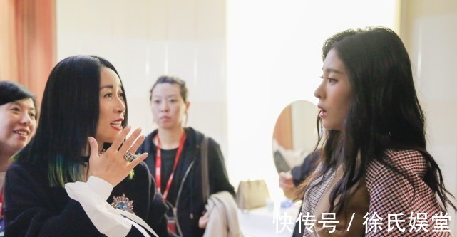 昔日|張碧晨VS吳莫愁昔日劍拔弩張的兩人,一起在《好聲音》當(dāng)導(dǎo)師