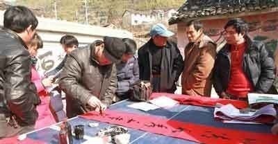 乾隆皇帝&小姐出上联一人一碗一口锅,书生巧妙对出下联,让她又羞又气