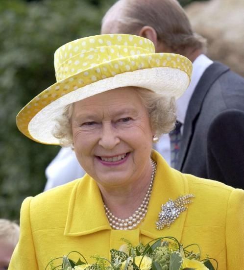 金色|这位94岁的女王不换衣服和珠宝佩戴金色欢乐胸针是点睛之笔
