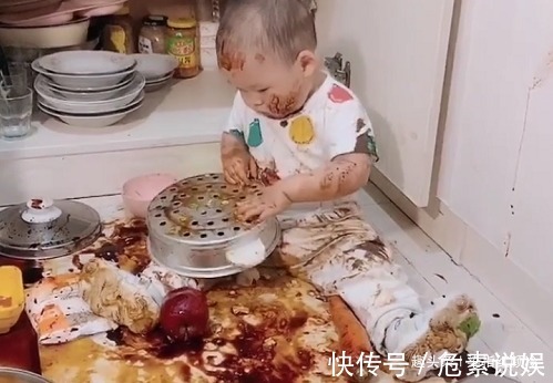 萌娃|萌娃“大闹厨房”走红,网友像极了正在腌制中的“娃娃菜”