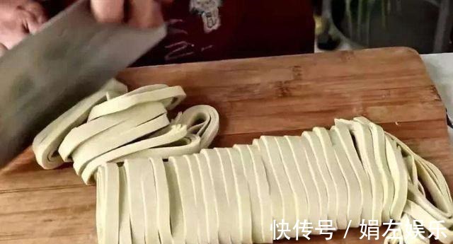 晚上到家不想做饭教你一道凉拌菜，有主食还有蔬菜，两全其美