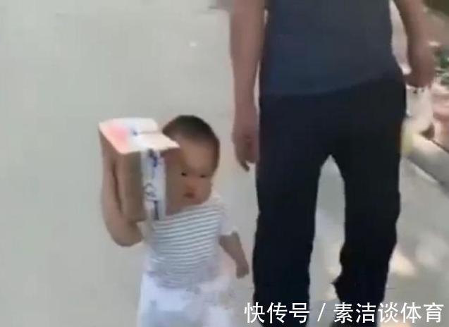 父亲|宝爸带娃去拿快递,回来却是孩子扛着快递,妈妈看到后哭笑不得