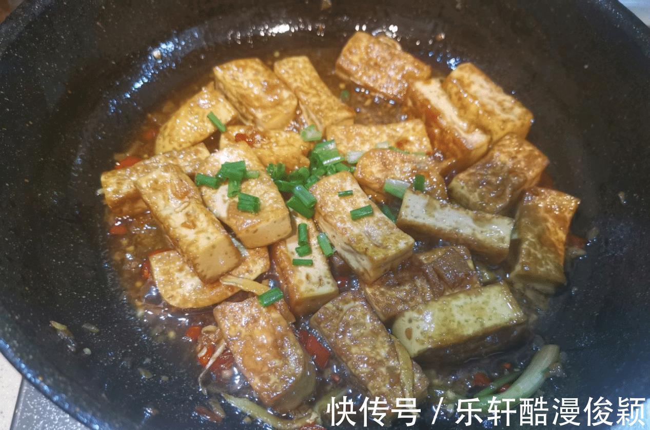 一道素菜比肉还好吃，剁椒虎皮豆腐配米饭，吃到汤都不剩