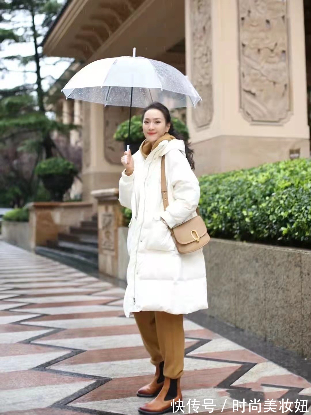 高腰裤|冬天穿羽绒服也可以很时髦,配这几种裤子,保暖优雅还显高显瘦