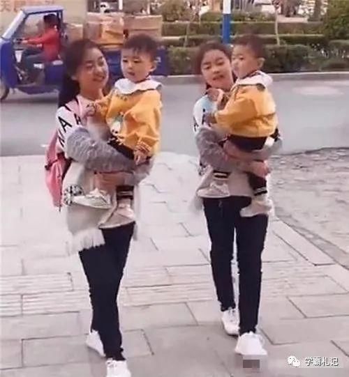 宝妈|双胞胎姐姐抱双胞胎弟弟逛街,引路人围观:父母上辈子拯救了地球!