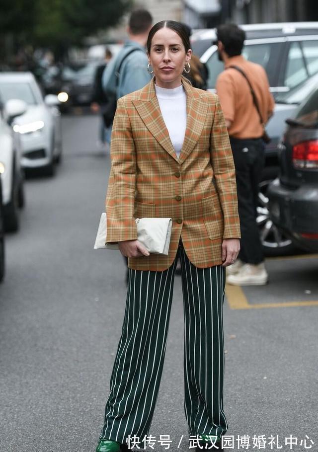 穿搭 别穿条纹衫了,今年流行的是“条纹长裤”,显瘦减龄,轻松上档次