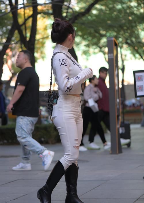 时尚的她真会打扮，白色系清新搭配，太美了！