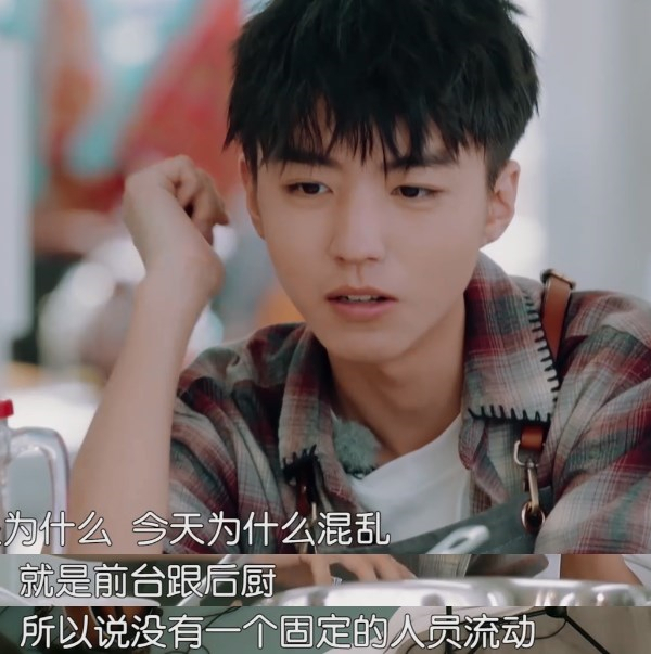 黃曉明私下被排擠大家結(jié)伴而行唯有店長落單,走錯(cuò)餐廳沒人提醒