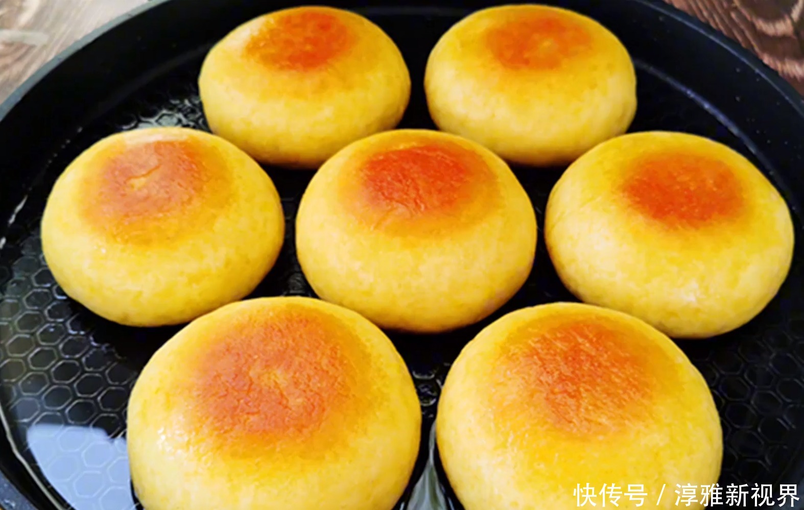 十足|用玉米面做菜饼子,外酥里软,馅料香味十足,我能吃5个,真解馋
