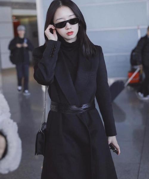 单品|女明星太美啦,蓝色及脚腕大衣搭配米色毛衣,时尚感满满