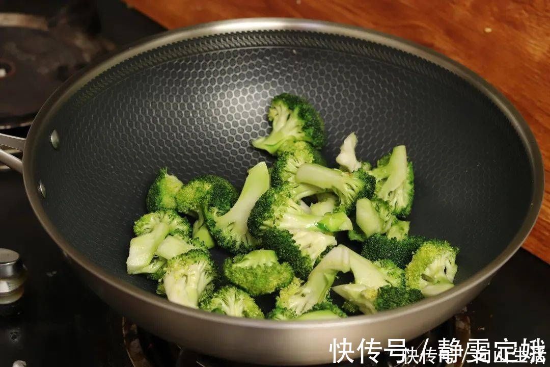 焯水|炒西兰花时,有人焯水,有人直接炒,大厨:都不对,教你正确做法