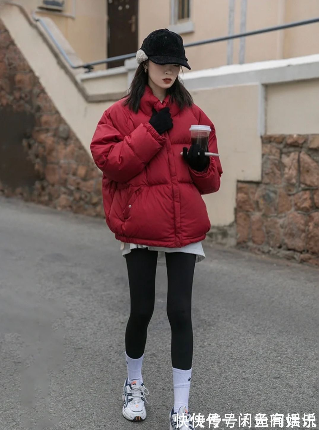 裤装 “羽绒服+牛仔裤”太老土了，今年流行搭配这4种裤子，保暖又时髦