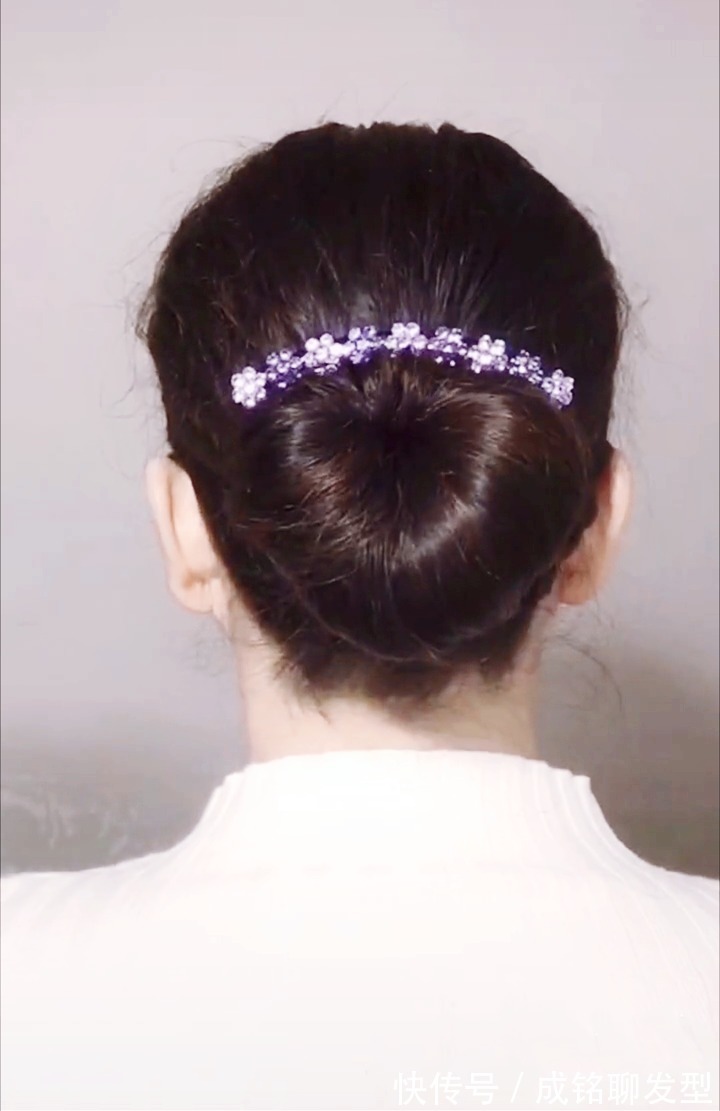 盘发|留长发的中老年人别再披头发了,装嫩又没气质,盘起来时髦又减龄