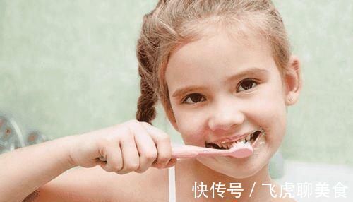 孩子|宝宝满口蛀牙?不一定是糖果惹的祸,这些常见举动更易引发龋齿