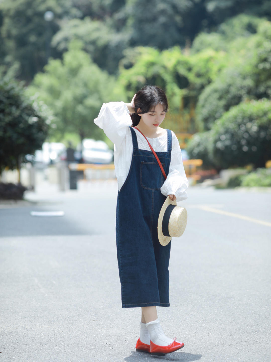 搭配|秋季,矮个子的搭配指南,白色衬衫搭配背带裤可甜可咸,显高显瘦