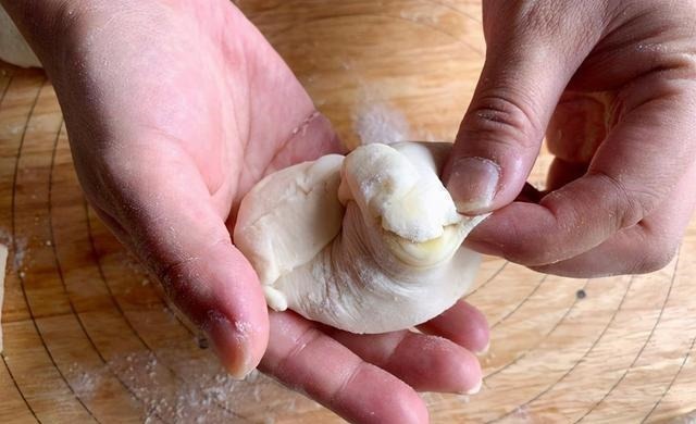 烙饼怎么做才好吃？和面这一步做好，烙饼柔软又筋道，凉了都不硬