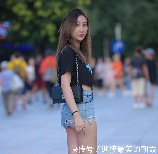 牛仔短裤 黑T恤搭配牛仔短裤,即朝气又魅力,不愧为是“追潮”族