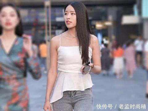 街拍: 气质出众的小姐姐, 穿上时髦的吊带装, 魅力女神气质出跳