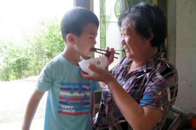 杨继春|“天下第一懒人”杨锁:吃饭全靠喂,刨坑上厕所,23岁懒死家中