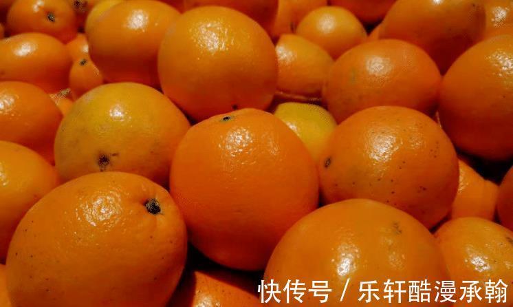 买橙子看一个明显位置，放心挑到肉多香甜的橙子，分享技巧快来看