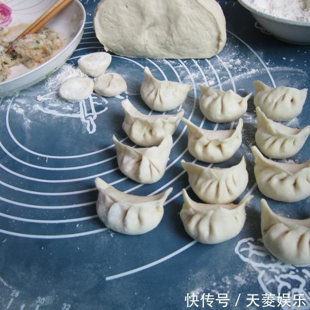 白菜饺子此样调馅太好吃了，做法简单，味道鲜美，好吃停不下来