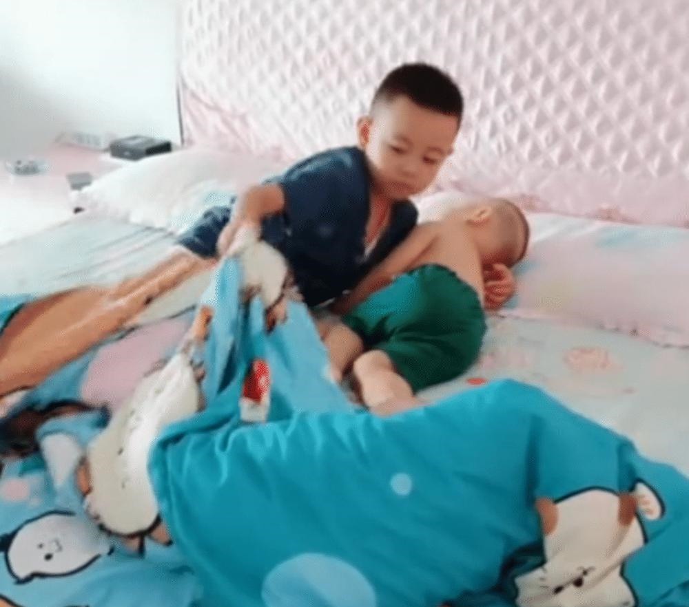 哥哥|弟弟非要哥哥哄睡,接下来的一幕好感人,网友妈妈心都要暖化了!