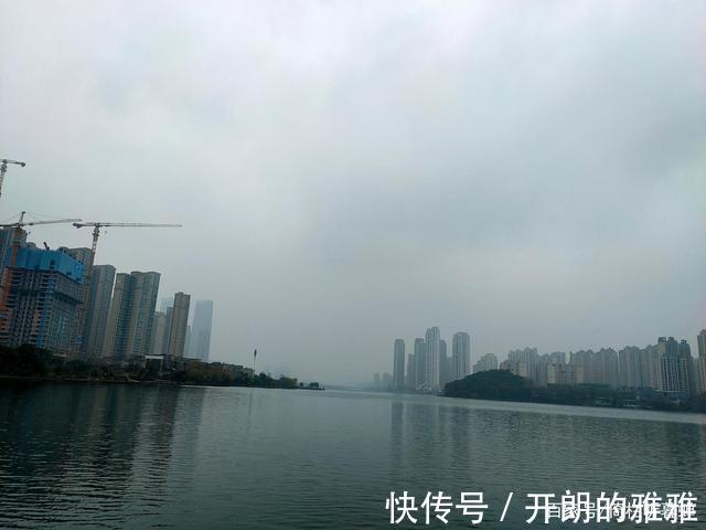 梅溪湖@《五绝·冬日游梅溪湖》逍遥碧水边,湖清树自闲