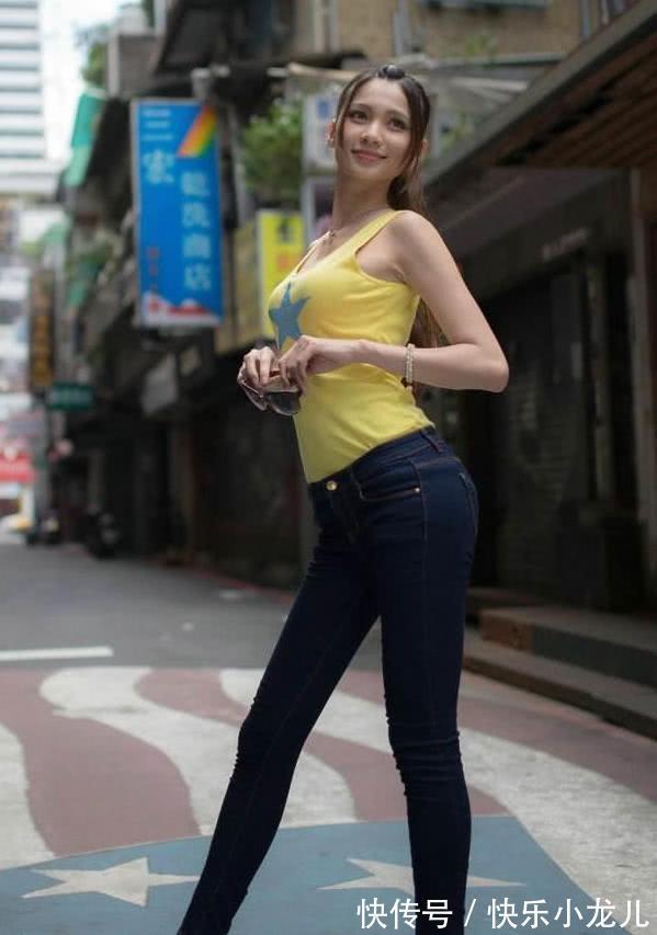 气息 牛仔裤搭配黄色背心,整体帅气有型,穿出属于自己完美气质