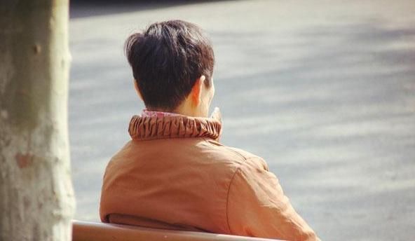 掉头发|女人走向衰老,身上会有六种表现,你若没有,说明很年轻