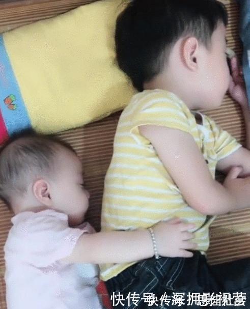 哥哥|妈妈把宝宝身上被子拿开,二宝抱着哥哥的动作,网友:场面好感人