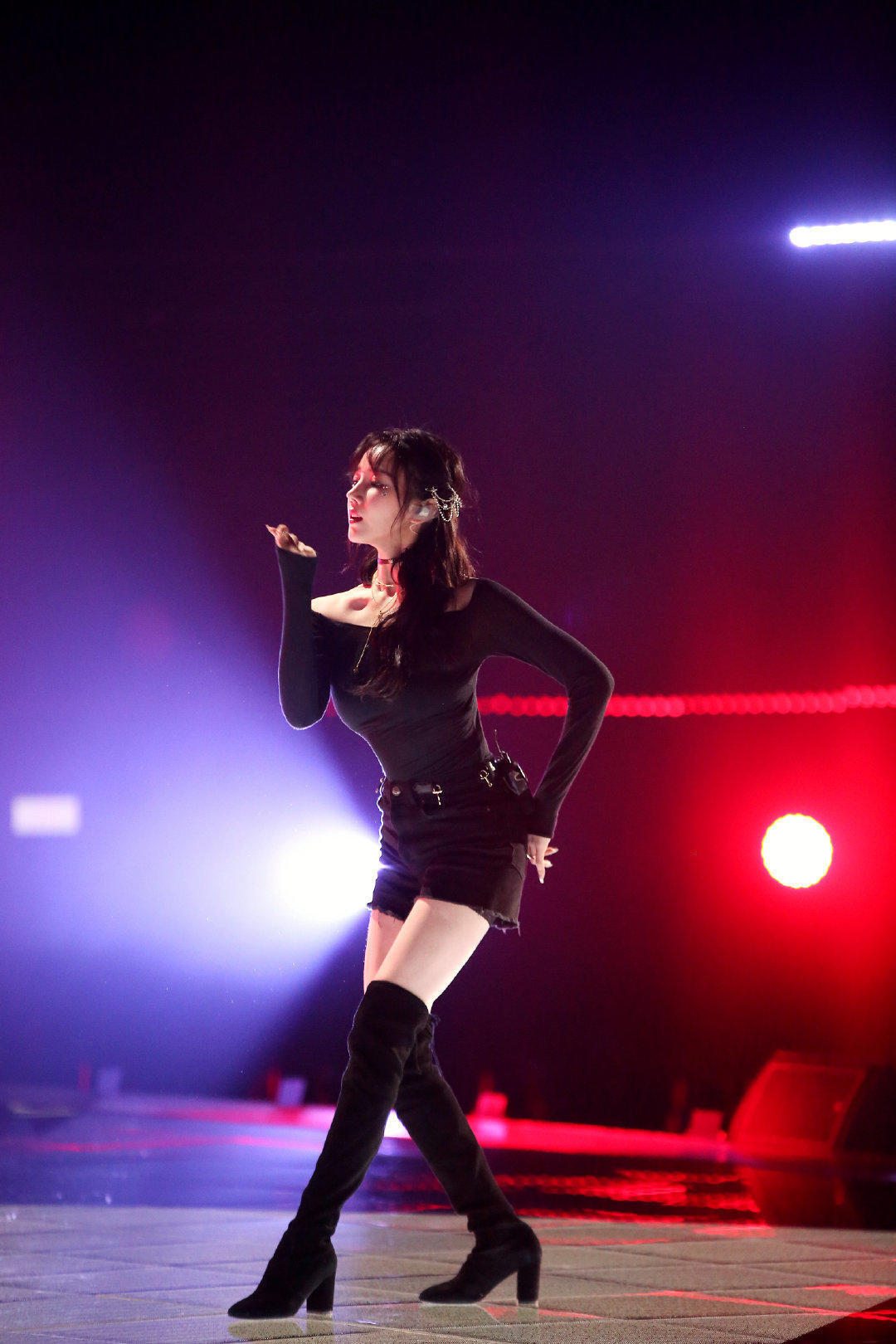 短裤|陈小纭为减龄又“费心思”了,宽松针织衫配绿色短裤,又美又耐看