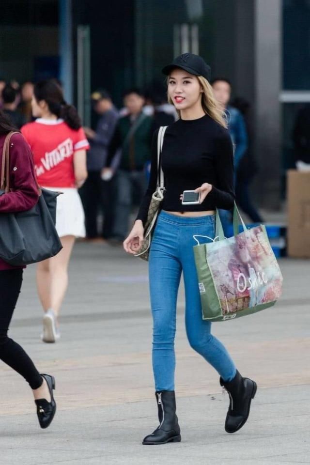 搭配牛仔裤休闲不失气质感，时髦又减龄呈现你的时尚魅力