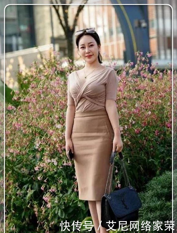 韵味|街拍:年纪大了又如何?看这位走在时尚前沿的美女辣妈,充满韵味