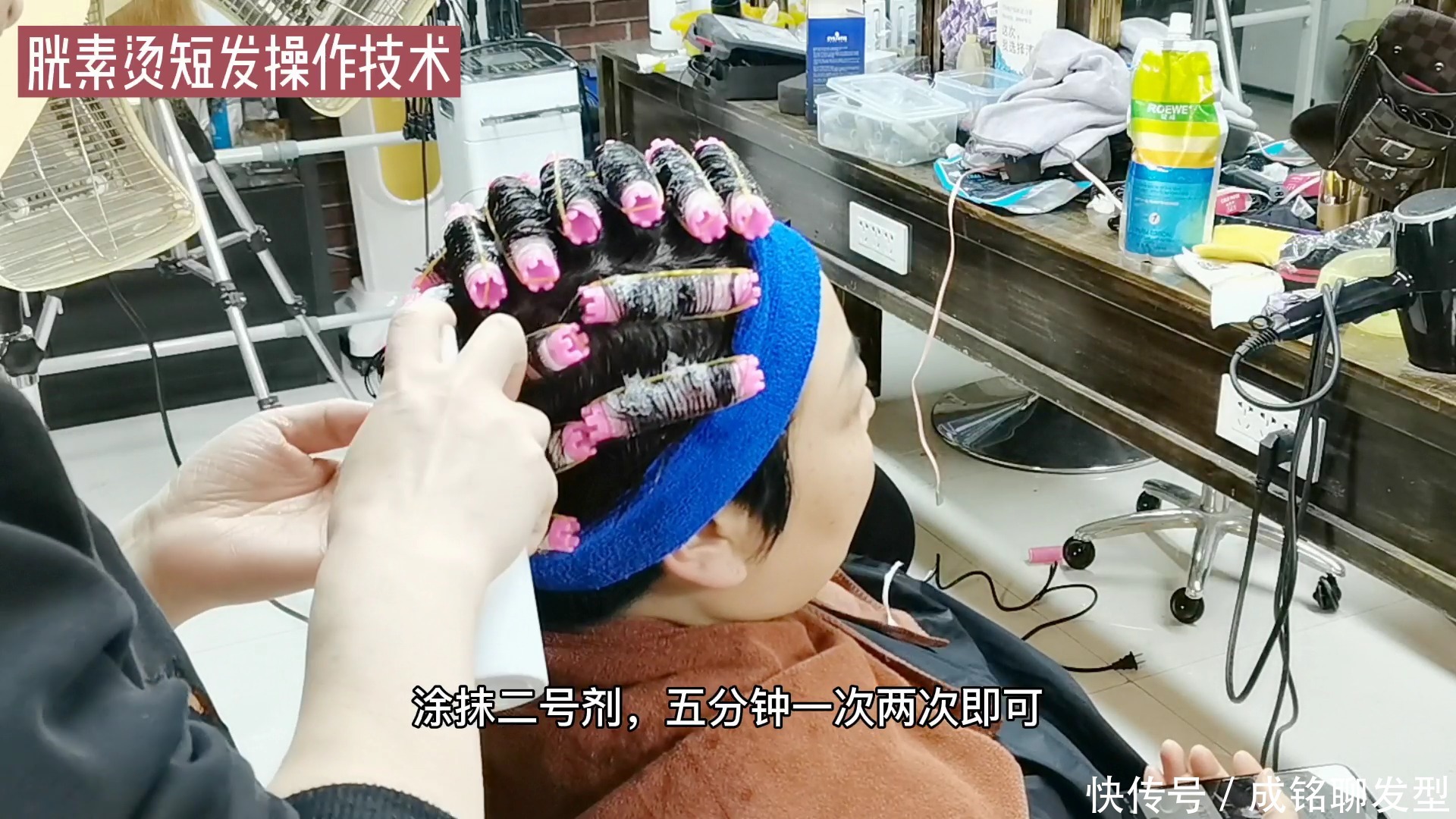 50岁脸大的女人别总烫小卷,用发根摩根烫纹理,干练减龄好打理