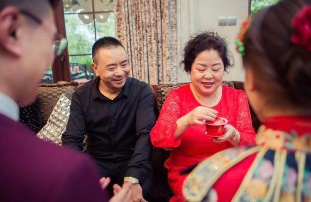 护肤品 “最美岳父”走红,宾客误以为是新郎,新娘无奈:这是我爸爸!