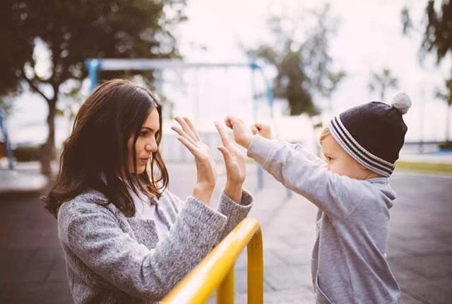 智力|智力是天生的，父母后天教育作用不大？错！孩子脑部发育有关键期