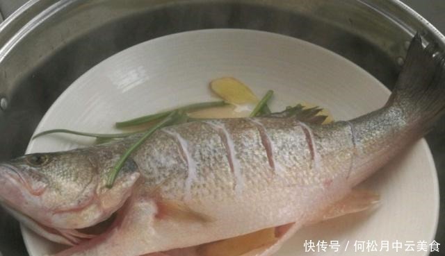 清蒸鲈鱼时,先淋酱油还是先淋豉油多加一步,鱼肉鲜嫩入味