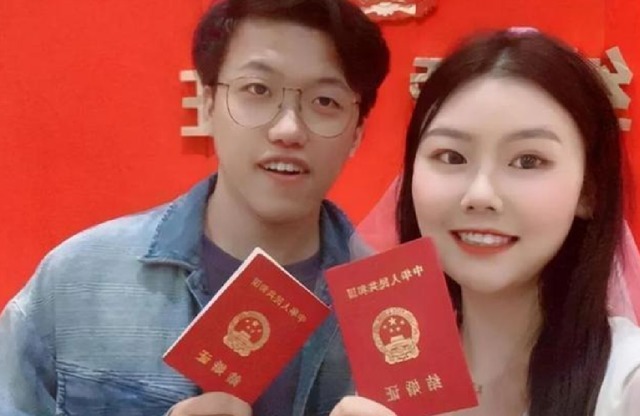 同名同姓|90后夫妻亮出结婚证火了,名字成亮点,网友:孩子以后叫啥?