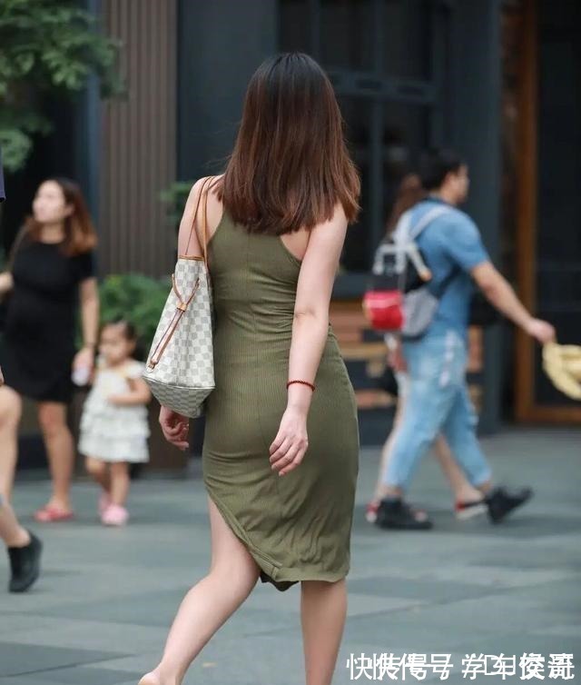 高跟鞋 “A字裙”的潮流已经没有了,今年流行“马甲裙”,又瘦又洋气!