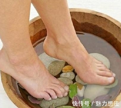 热水泡脚|每天用热水泡脚，到底是不是养生呢？医生终于说出实话