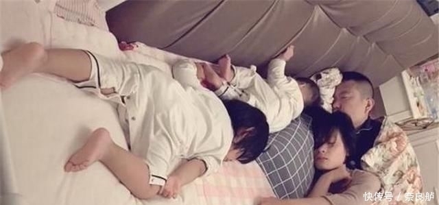 睡觉时|一家四口“睡觉照”走红,网友调侃父母是真爱,孩子是意外