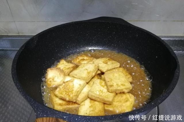 豆腐最简单的做法,裹上蛋液煎着吃,不易碎还很脆