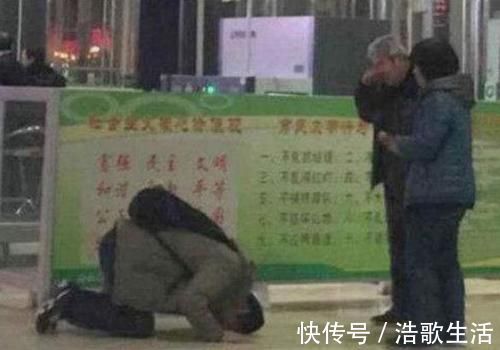 为人父母|妈妈街上推车遛娃,偶遇大雨无处可躲,最美姿势给娃搭起“晴天”