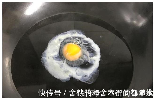煮荷包蛋时，冷水下锅还是开水下锅？学会这三招，鸡蛋圆嫩不散