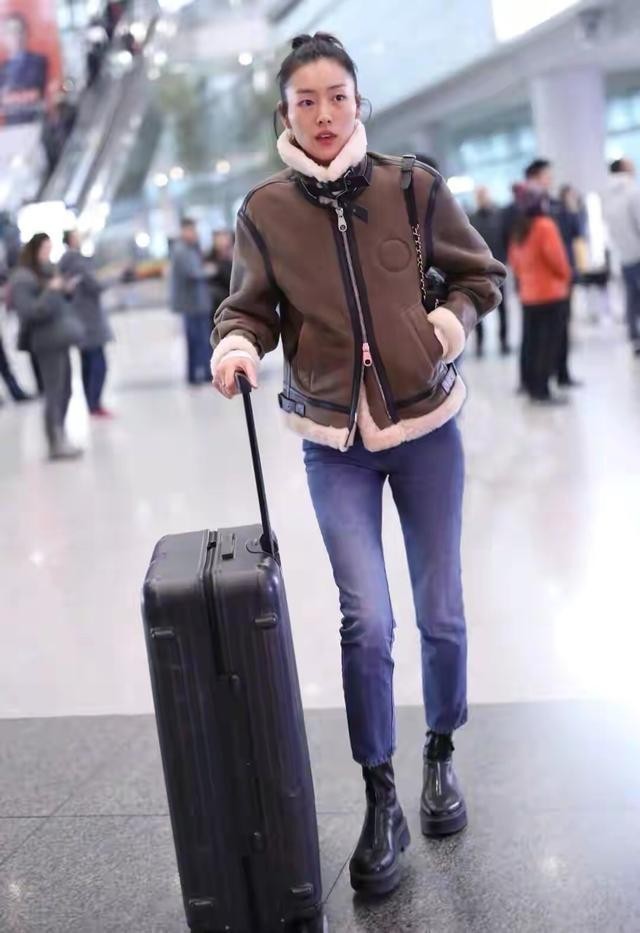 大衣|秋冬不要老选择大衣,试试率性的羔羊绒外套,超模刘雯也在穿