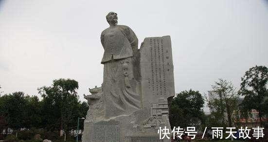 上聯(lián)!才子隨筆寫下上聯(lián):兩個荷包蛋,但下聯(lián)卻被人稱贊