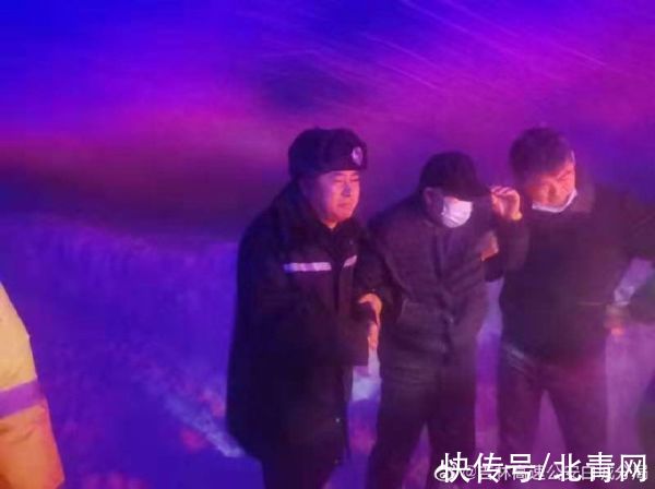 老人|老人高速公路被雪困 民警火速救援